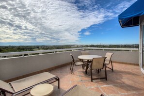 Duplex, 1 King Bed (2 Balcony) | Living area