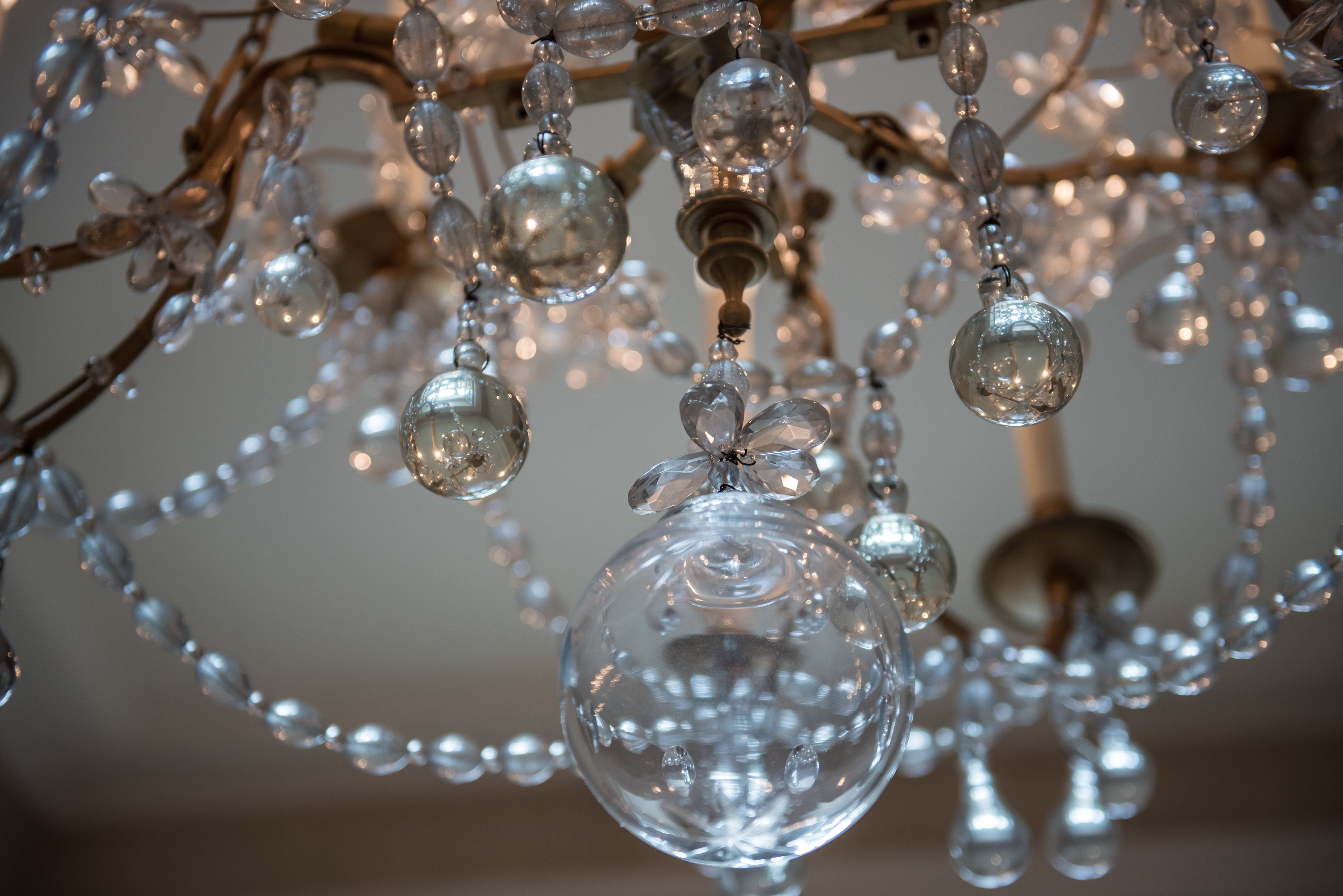 Un candelabro con múltiples esferas y cuentas de vidrio transparente.