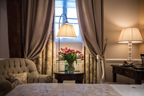 Junior suite, uitzicht op de stad | Luxe beddengoed, een minibar, een kluis op de kamer, een bureau