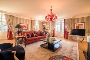 Suite Léman Seeblick | Living area | 49-cm flat-screen TV with satellite channels, TV, pay movies - Grand Hotel du Lac - Relais & Châteaux (Vevey)