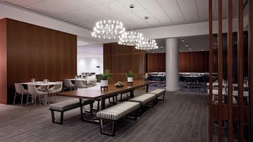 Aperto a colazione, pranzo e cena, cucina americana