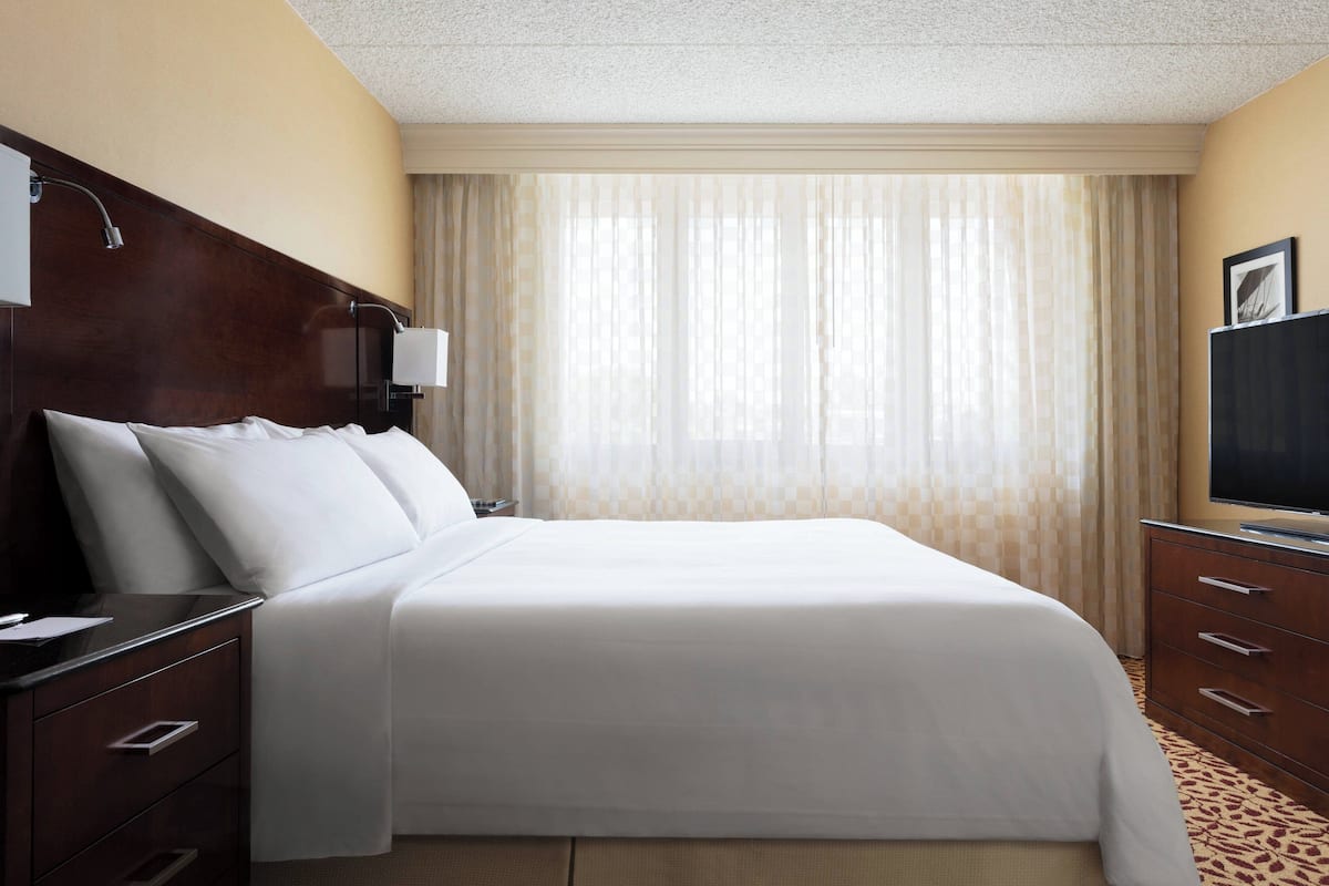 Suite, 1 Bedroom | Premium bedding, desk, blackout drapes, iron/ironing board