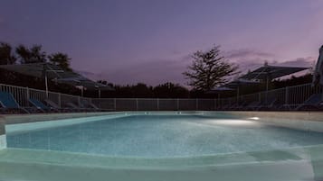 Sæsonbestemt udendørs pool, åben fra kl. 07.00 til kl. 22.00, parasoller