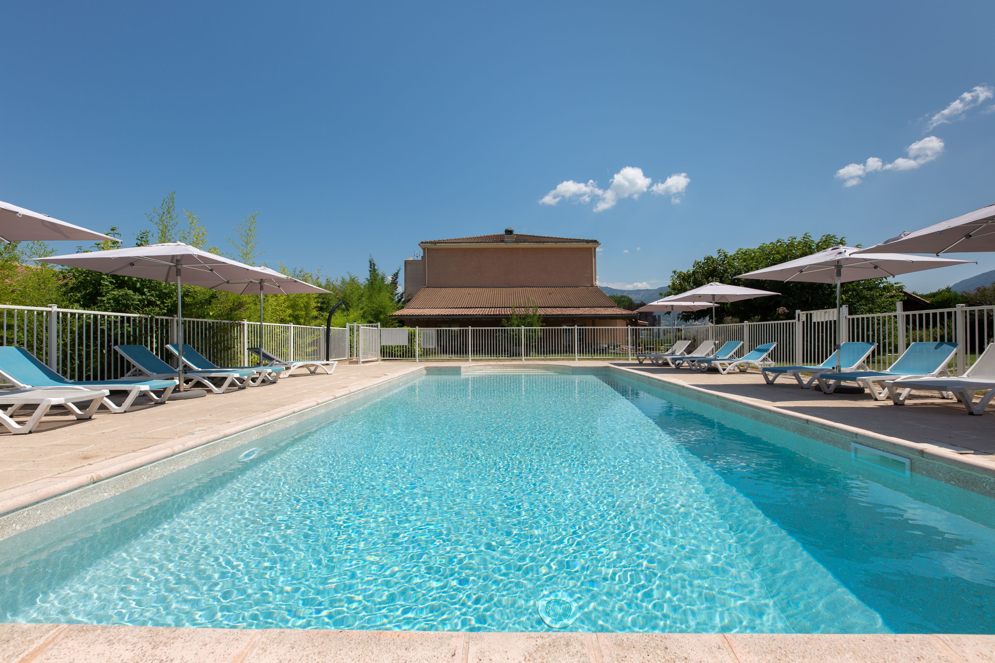 Piscina externa sazonal, funciona das 7h às 22h, guarda-sóis