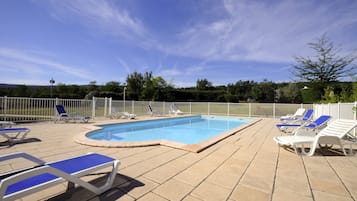 Piscine extérieure (ouverte en saison), parasols de plage