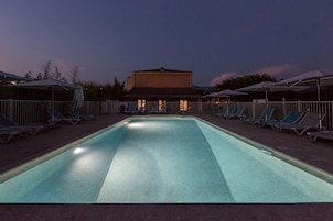 Seasonal outdoor pool, open 7:00 AM to 10:00 PM, pool umbrellas