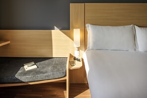 Zimmersafe, Schreibtisch, Verdunkelungsvorhänge, schallisolierte Zimmer