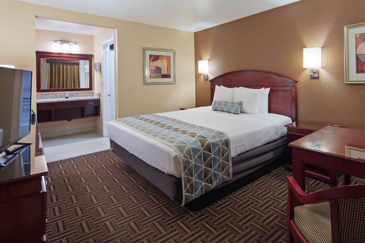 Desk, WiFi, bed sheets, alarm clocks