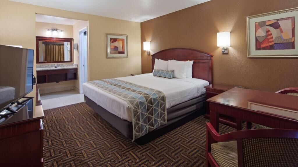 Desk, WiFi, bed sheets, alarm clocks