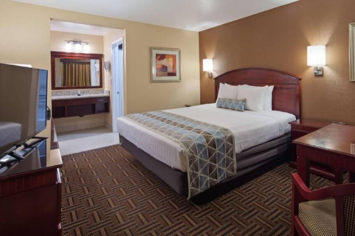 Desk, WiFi, bed sheets, alarm clocks