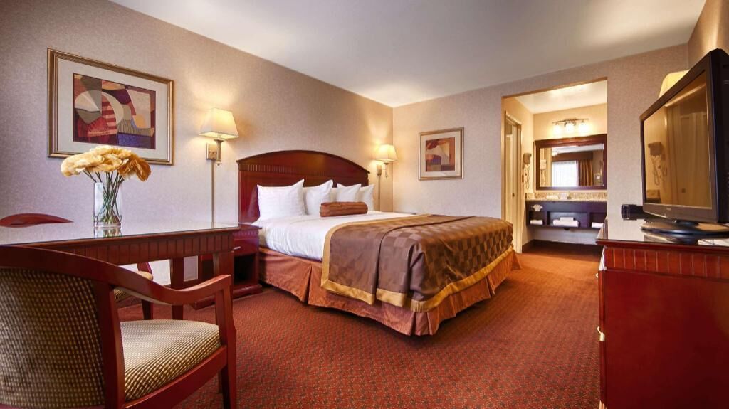 Desk, WiFi, bed sheets, alarm clocks