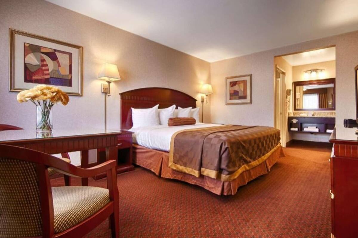Desk, WiFi, bed sheets, alarm clocks