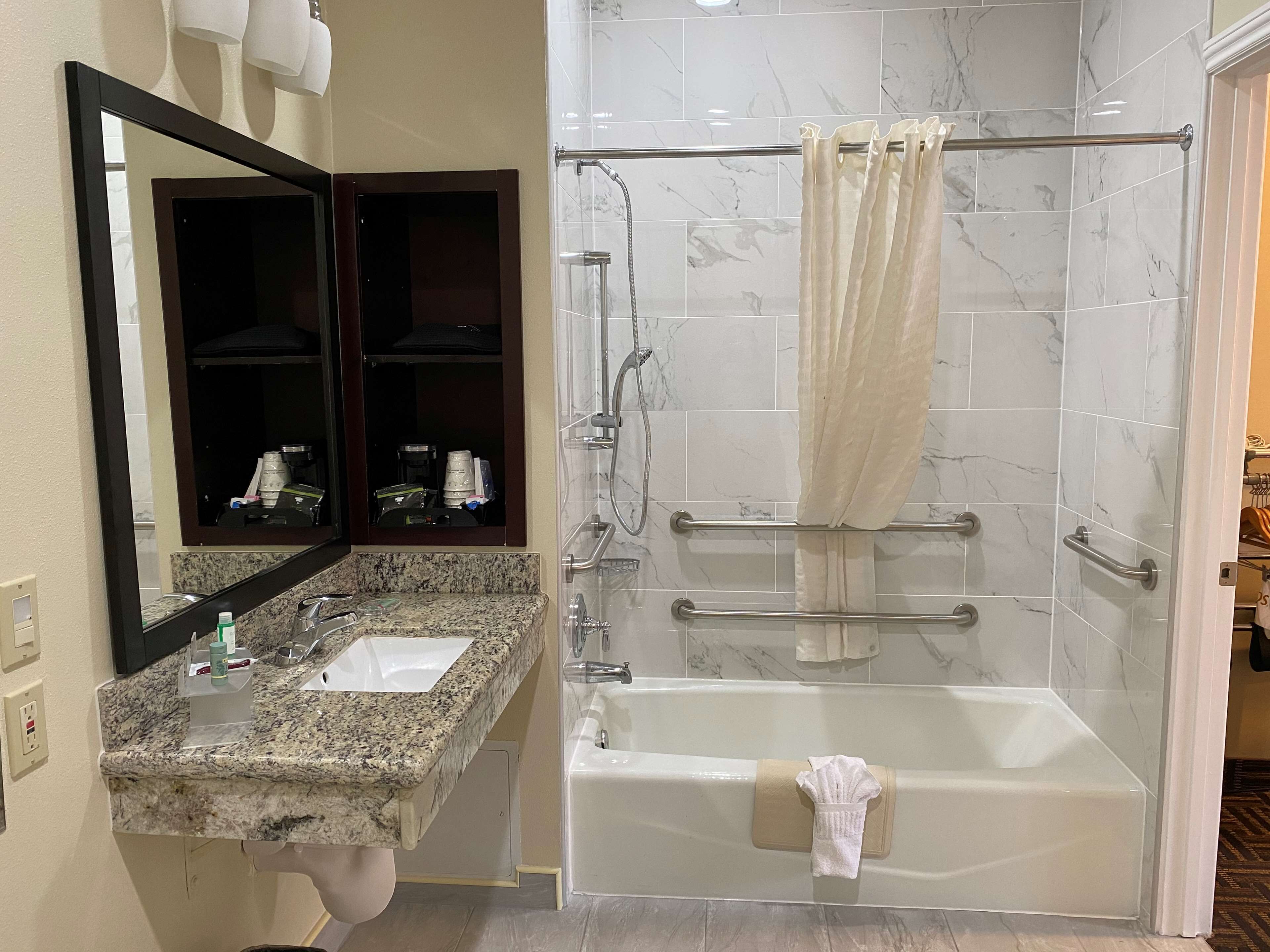 standard room, 1 queen bed, accessible, non smoking | accessible bathroom