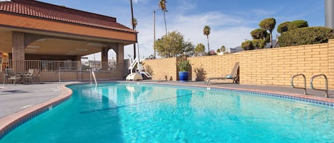 Una piscina al aire libre