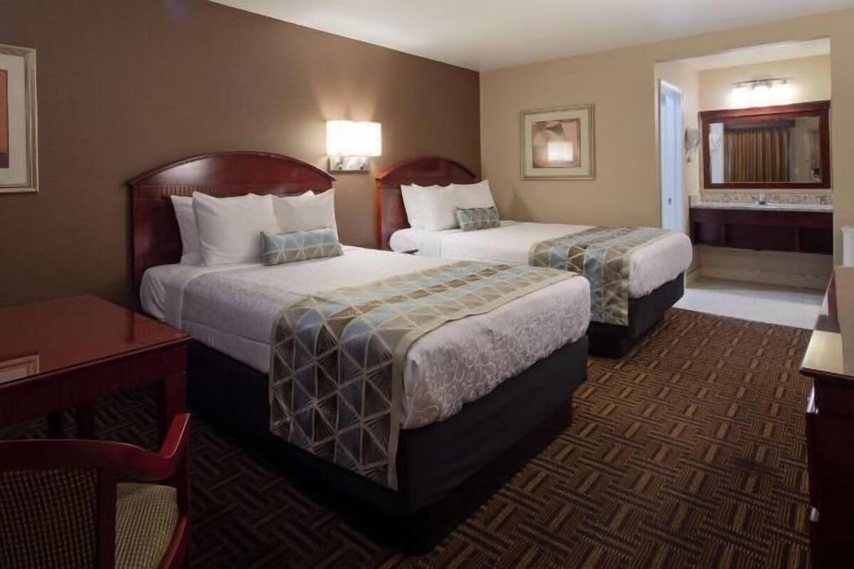 Desk, WiFi, bed sheets, alarm clocks
