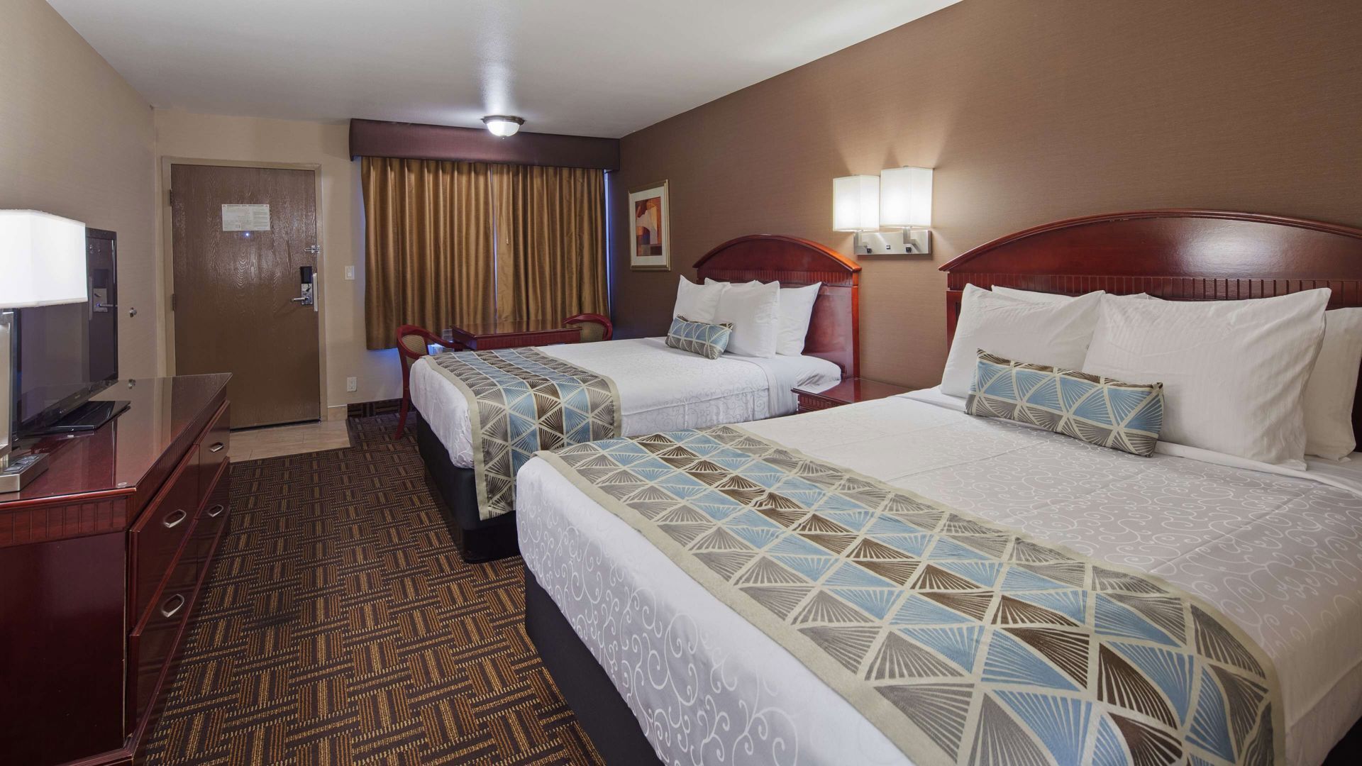 Desk, WiFi, bed sheets, alarm clocks
