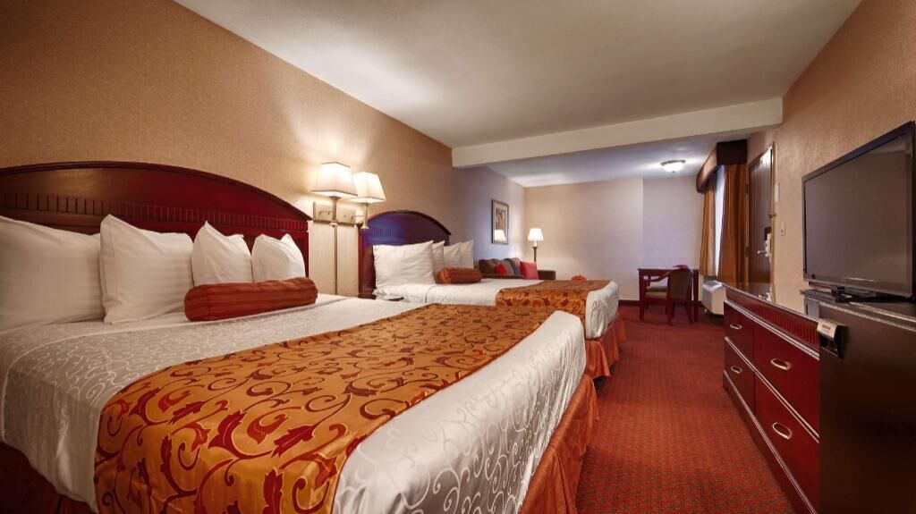 Desk, WiFi, bed sheets, alarm clocks