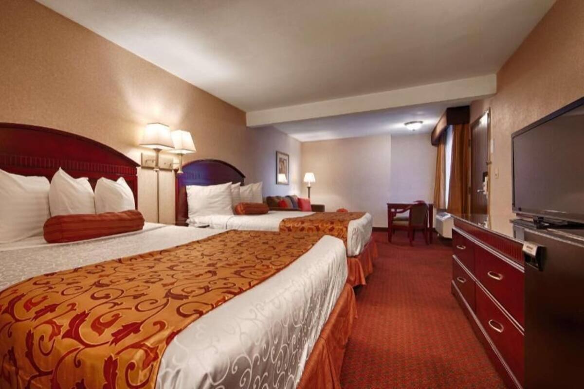 Desk, WiFi, bed sheets, alarm clocks