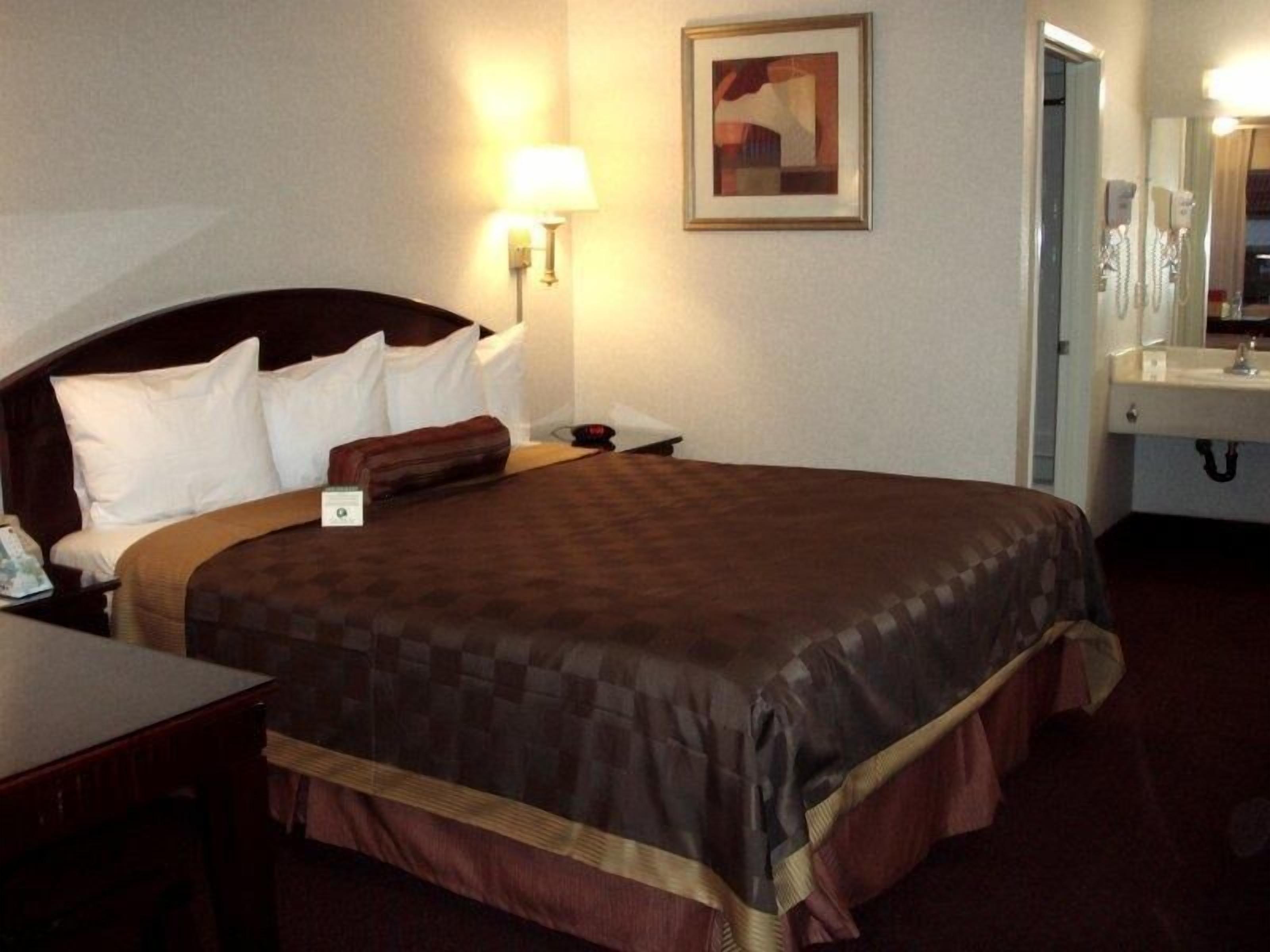 Desk, WiFi, bed sheets, alarm clocks