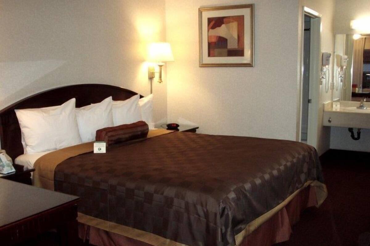 Desk, WiFi, bed sheets, alarm clocks