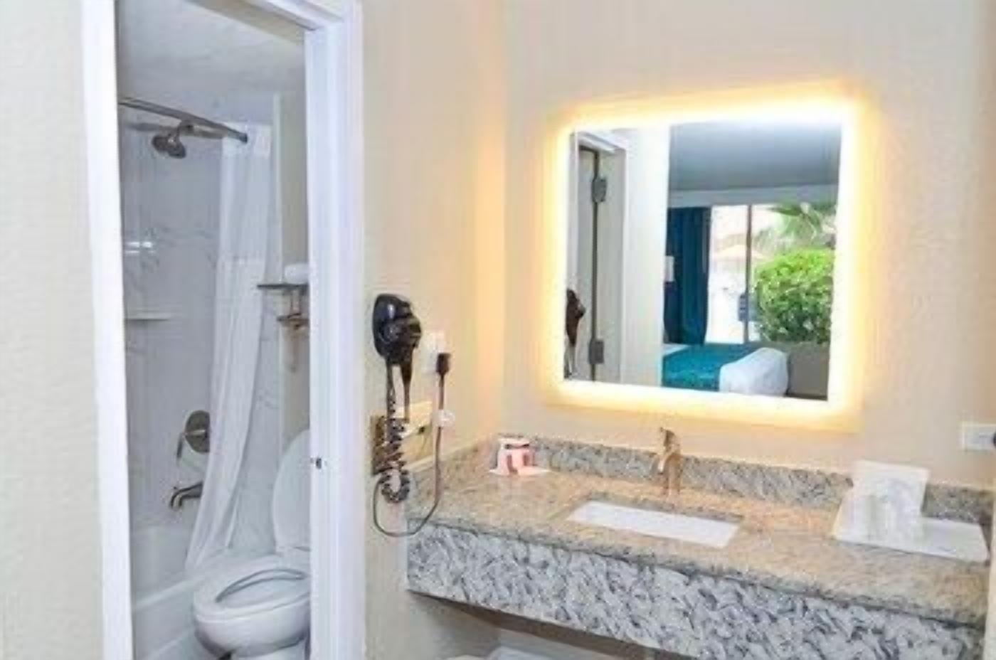 Baño | Tina con regadera, amenidades de baño gratuitas, secadora de cabello 