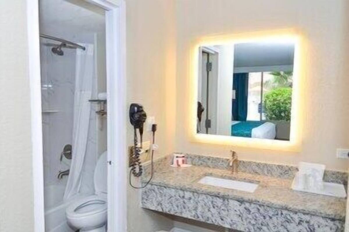 Baño | Tina con regadera, amenidades de baño gratuitas, secadora de cabello
