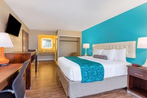 Premium bedding, down comforters, pillowtop beds, in-room safe - Howard Johnson by Wyndham Lakeland (Lakeland)