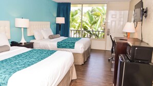 Habitación de hotel con dos camas, un escritorio, una silla, televisión y balcón con vista a palmeras.