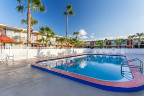 Una piscina al aire libre (de 07:00 a 18:00), sombrillas, tumbonas