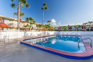 Piscine extérieure, accès possible de 7 h à 18 h, parasols