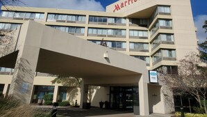 Un hôtel Marriott au design moderne, doté de nombreux balcons et d’un espace d’entrée abrité.