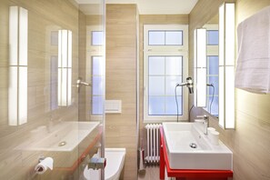 Douche, articles de toilette gratuits, sèche-cheveux