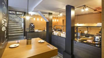 朝食 (ビュッフェ)、毎日提供 (1 名様 22.00 CHF)