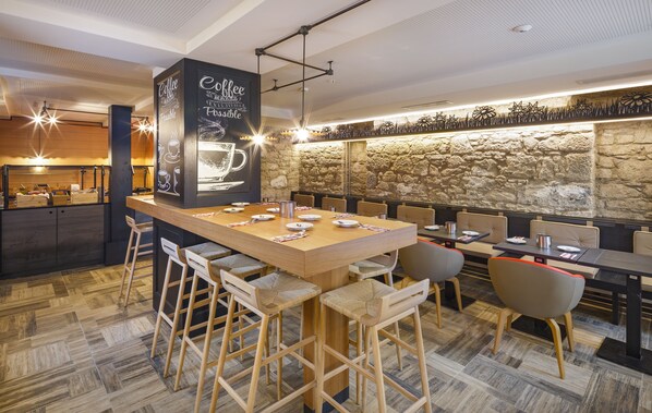 Café da manhã com buffet todos os dias (CHF 22.00 por pessoa) 