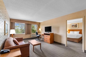 Suite, 1 King Bed, Smoking | Living area