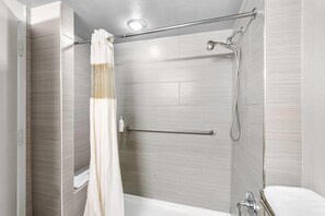 Værelse - 1 kingsize-seng - ikke-ryger (Mobility, Walk-In Shower) | Badeværelse | Miljøvenlige toiletartikler, hårtørrer, håndklæder
