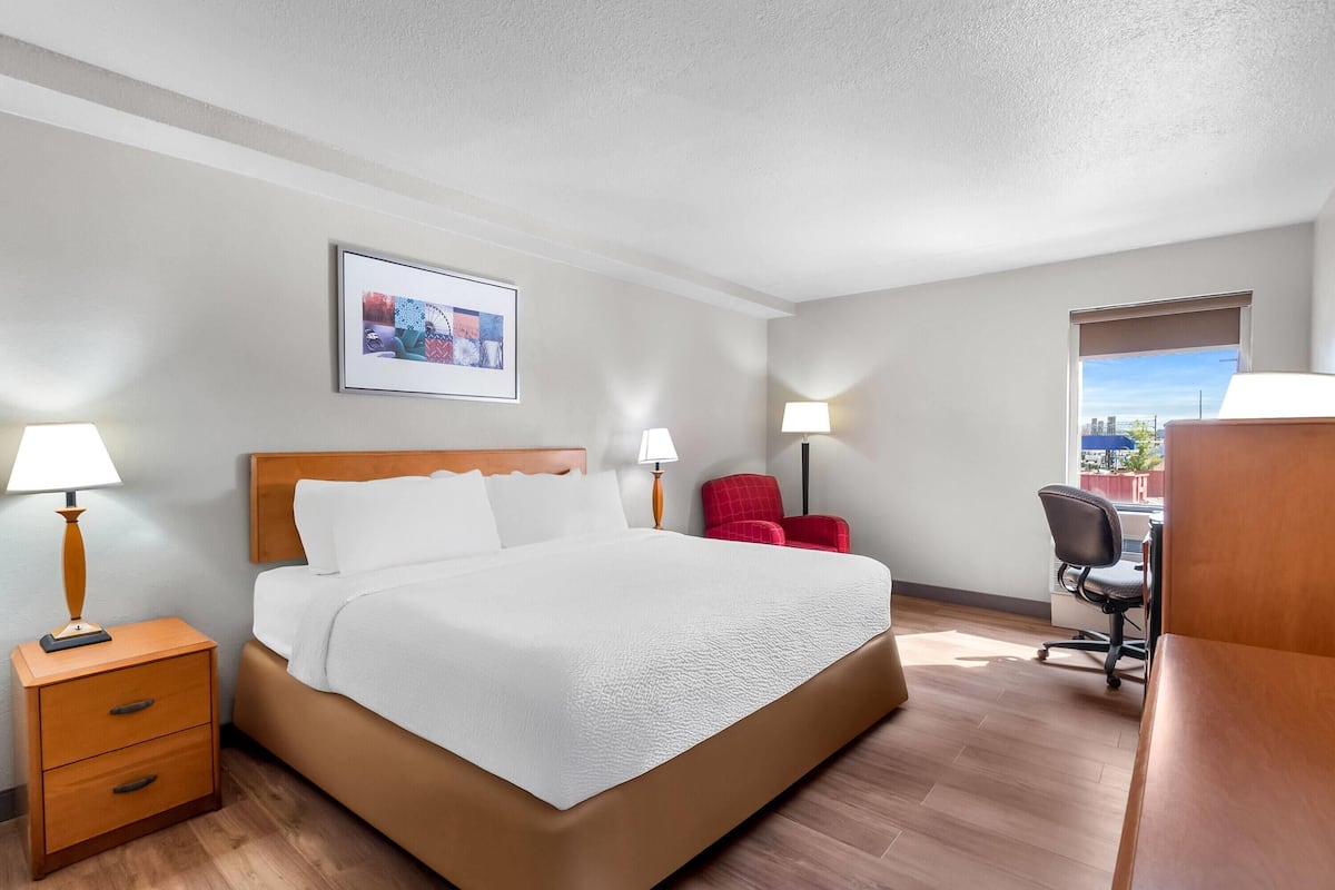 Room, 1 King Bed, Non Smoking (Mobility, Walk-In Shower)