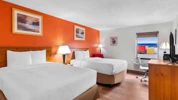 Peti besi dalam bilik, meja, seterika/papan seterika