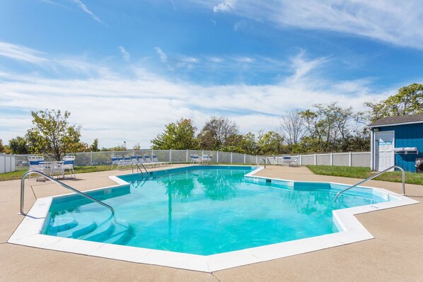 Una piscina al aire libre de temporada