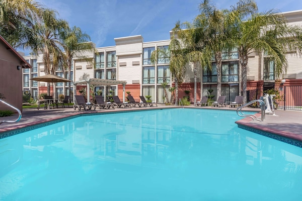 Een binnenzwembad en een seizoensgebonden buitenzwembad