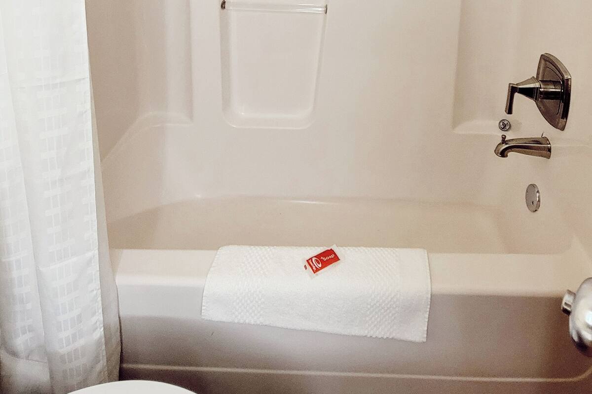 standard room, 1 king bed, non smoking | bathroom | combined shower/bathtub, eco-friendly toiletries, towels