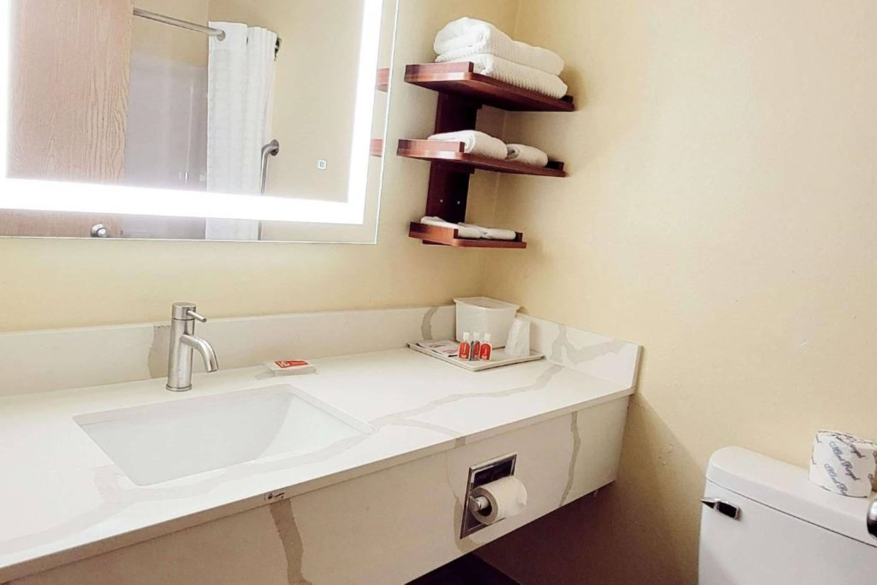 combined shower/bathtub, eco-friendly toiletries, towels