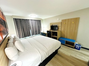 Room, 1 King Bed, Accessible, Non Smoking (Mobility Room, Bathtub W/ Grab Bars) | Pillowtop beds, in-room safe, desk, laptop workspace