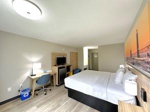 Room, 1 King Bed, Non Smoking | 1 bedroom, pillow-top beds, in-room safe, desk