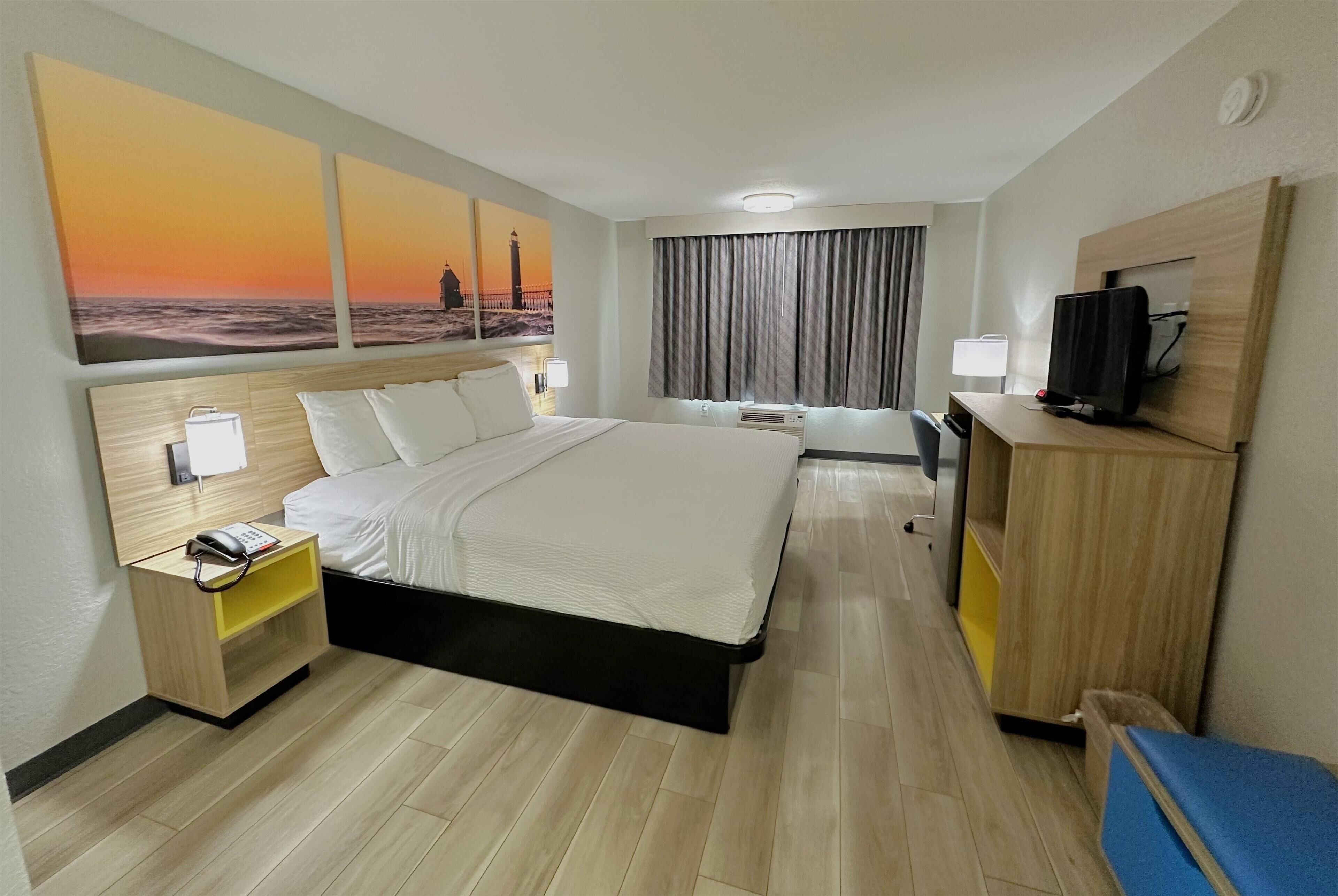 加厚床垫、客房内保险箱、办公桌、笔记本电脑工作区