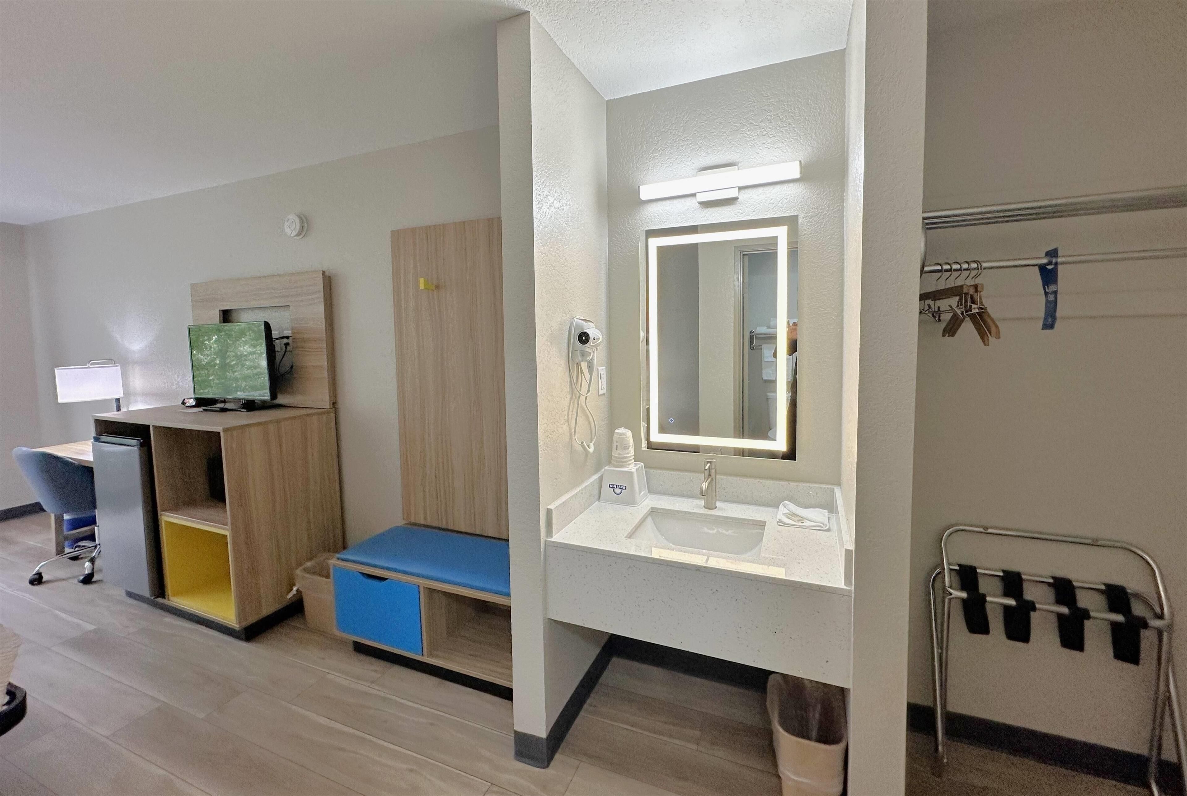 Colchones con pillow-top y caja de seguridad en la habitación 