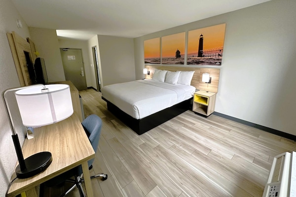 Room, 1 King Bed, Non Smoking | Pillowtop beds, in-room safe, desk, laptop workspace