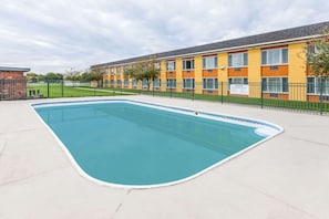 Una piscina al aire libre de temporada