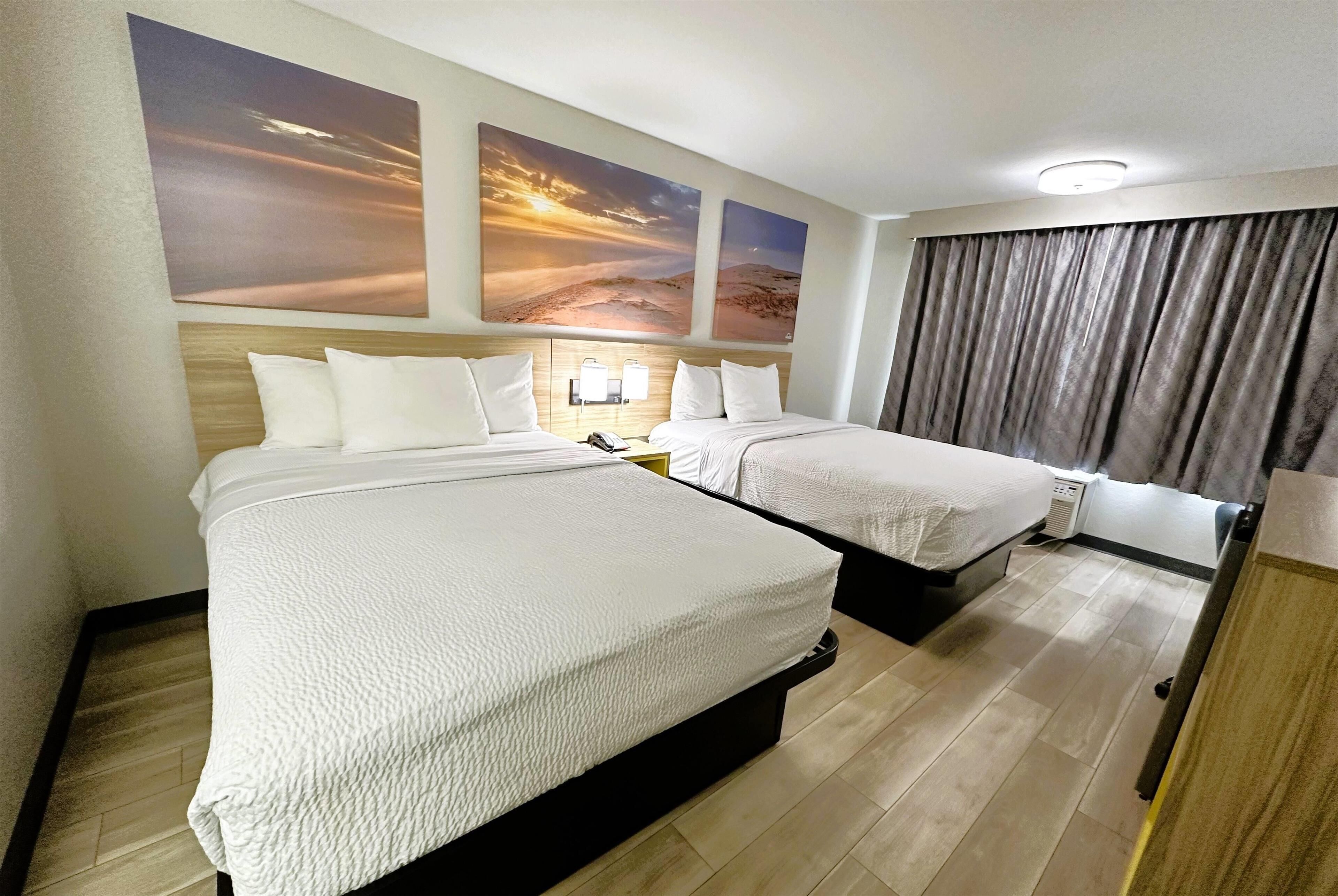 Camas con pillow-top, caja de seguridad en la habitación y escritorio 