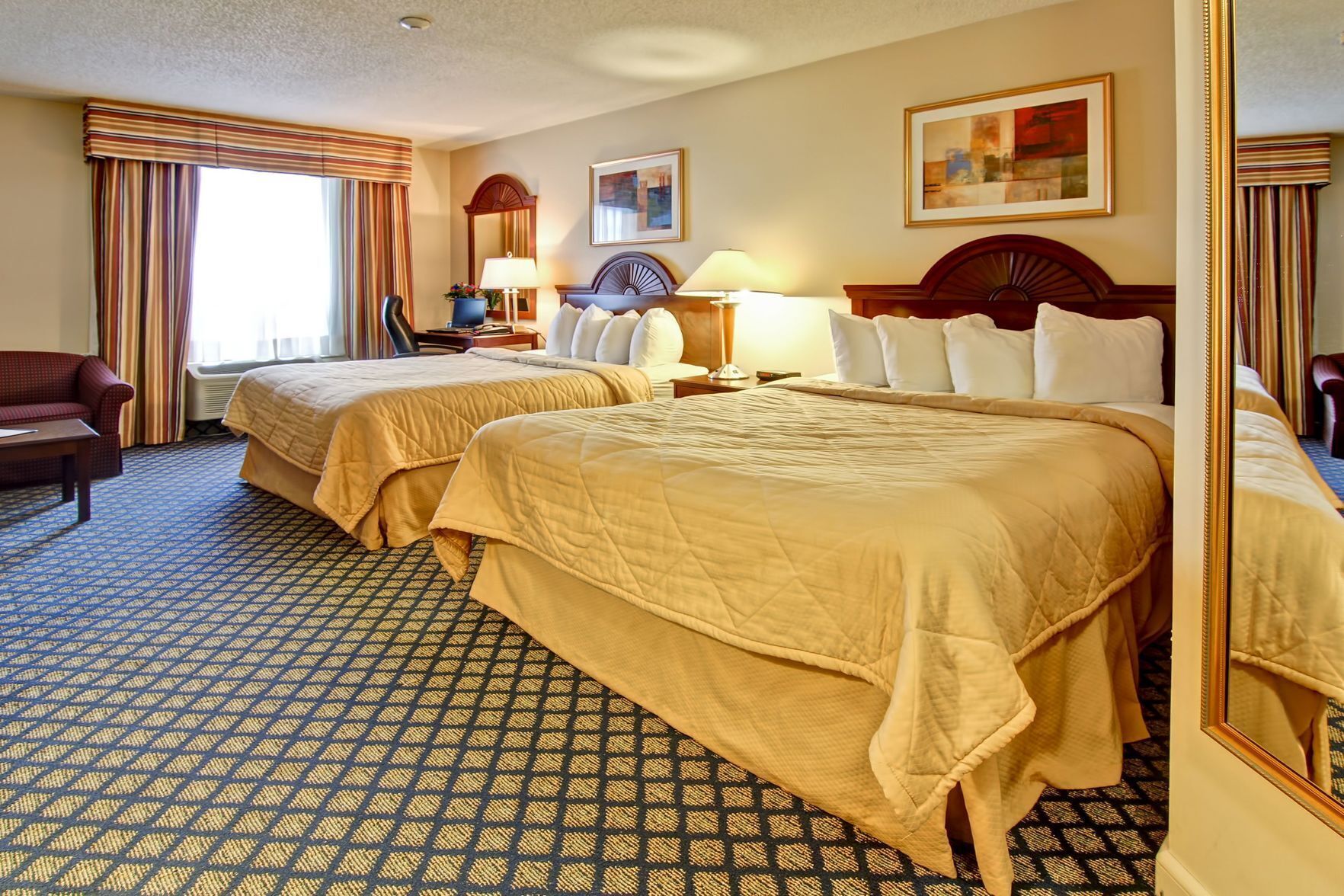 Escritorio, cortinas blackout y tabla de planchar con plancha 